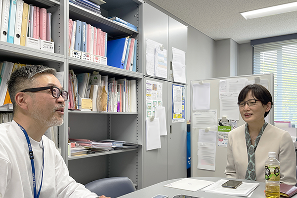 対談する野澤先生(右)と、JHD&C代表の渡辺
