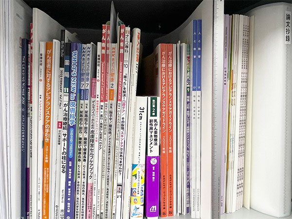 研究室の書棚にはJHD&C監修書籍『31cm』も並ぶ