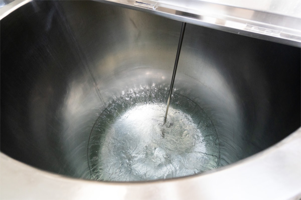 精製水で乳化させる溶解槽