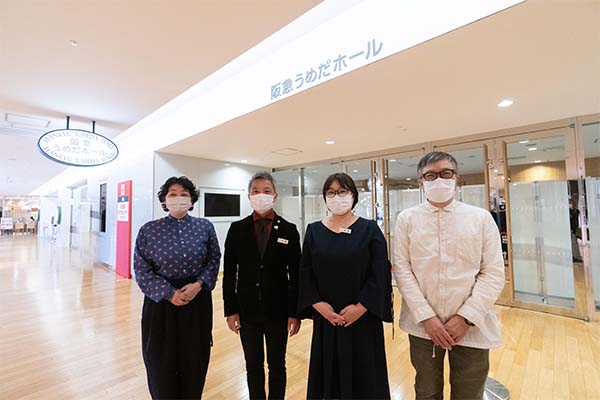 (左から)JHD&C今西、H2Oサンタの外間さん、森田さん、JHD&C渡辺)