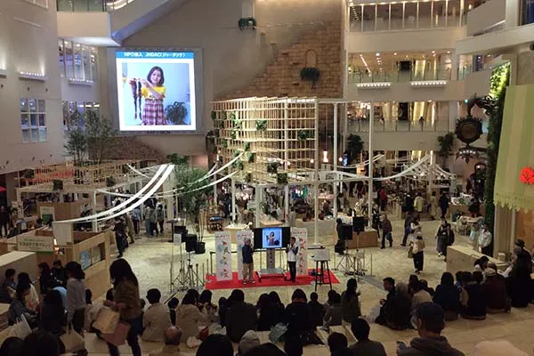 阪急うめだ本店9階「祝祭広場」で開催されたNPOフェスティバルでは、さまざまなブースが出展している。1