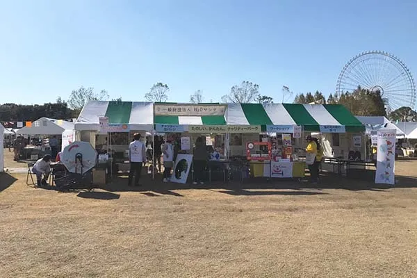 阪急うめだ本店9階「祝祭広場」で開催されたNPOフェスティバルでは、さまざまなブースが出展している。3